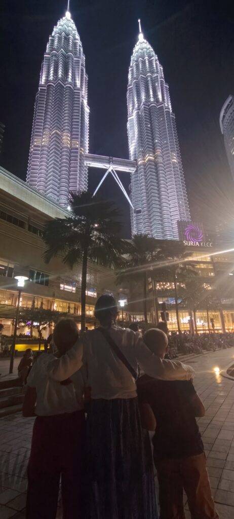 Kuala Lumpur de nuit, au pied des tours